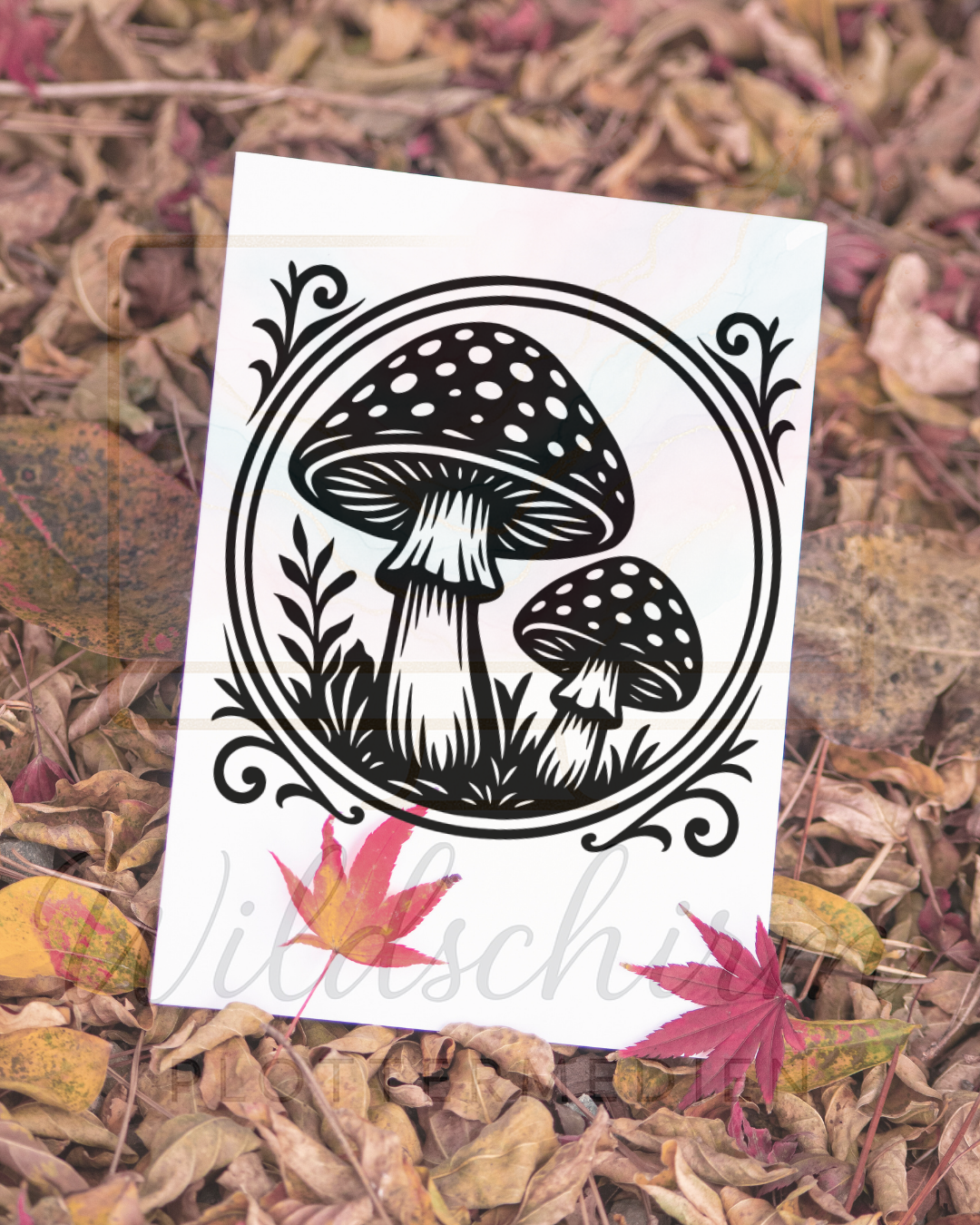 Fliegenpilze im Ornamentrahmen – Herbstliche Silhouette