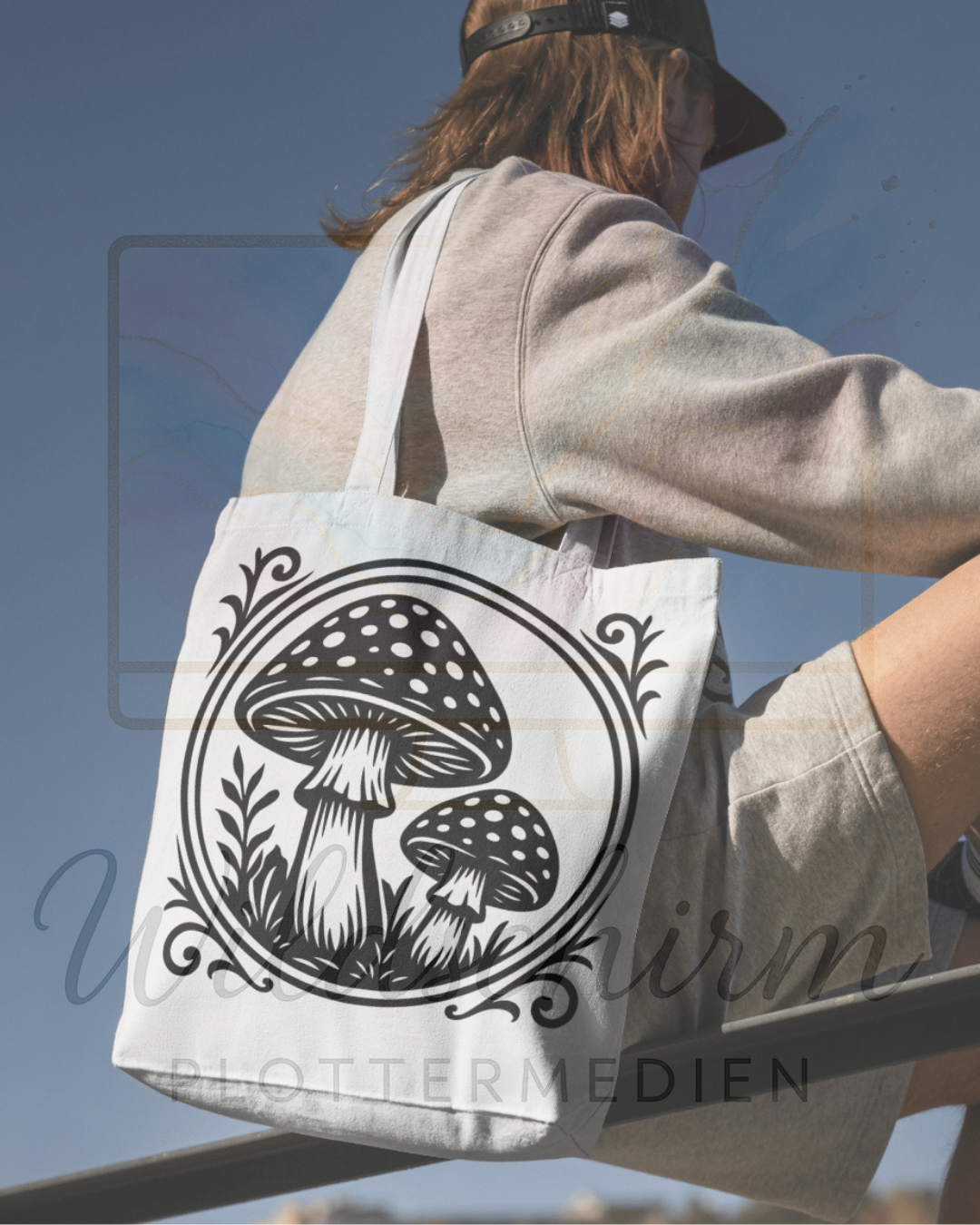 Fliegenpilze im Ornamentrahmen – Herbstliche Silhouette