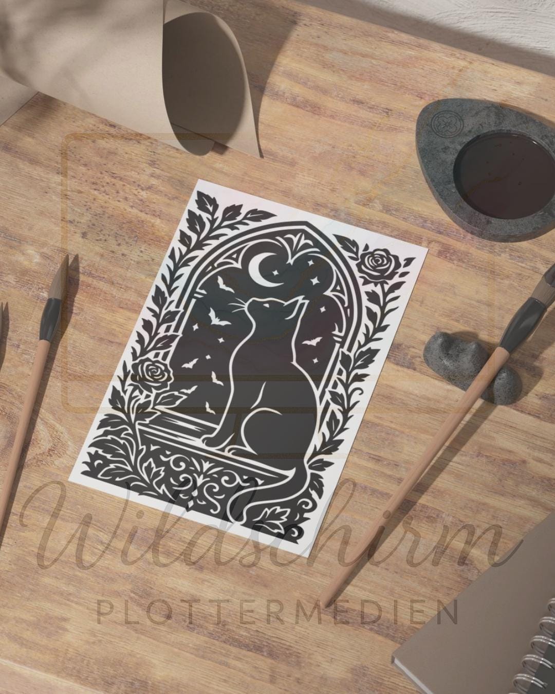 Bild einer Katze liegt auf dem Tisch, Kalligraphie Pinsel liegen geordnet daneben