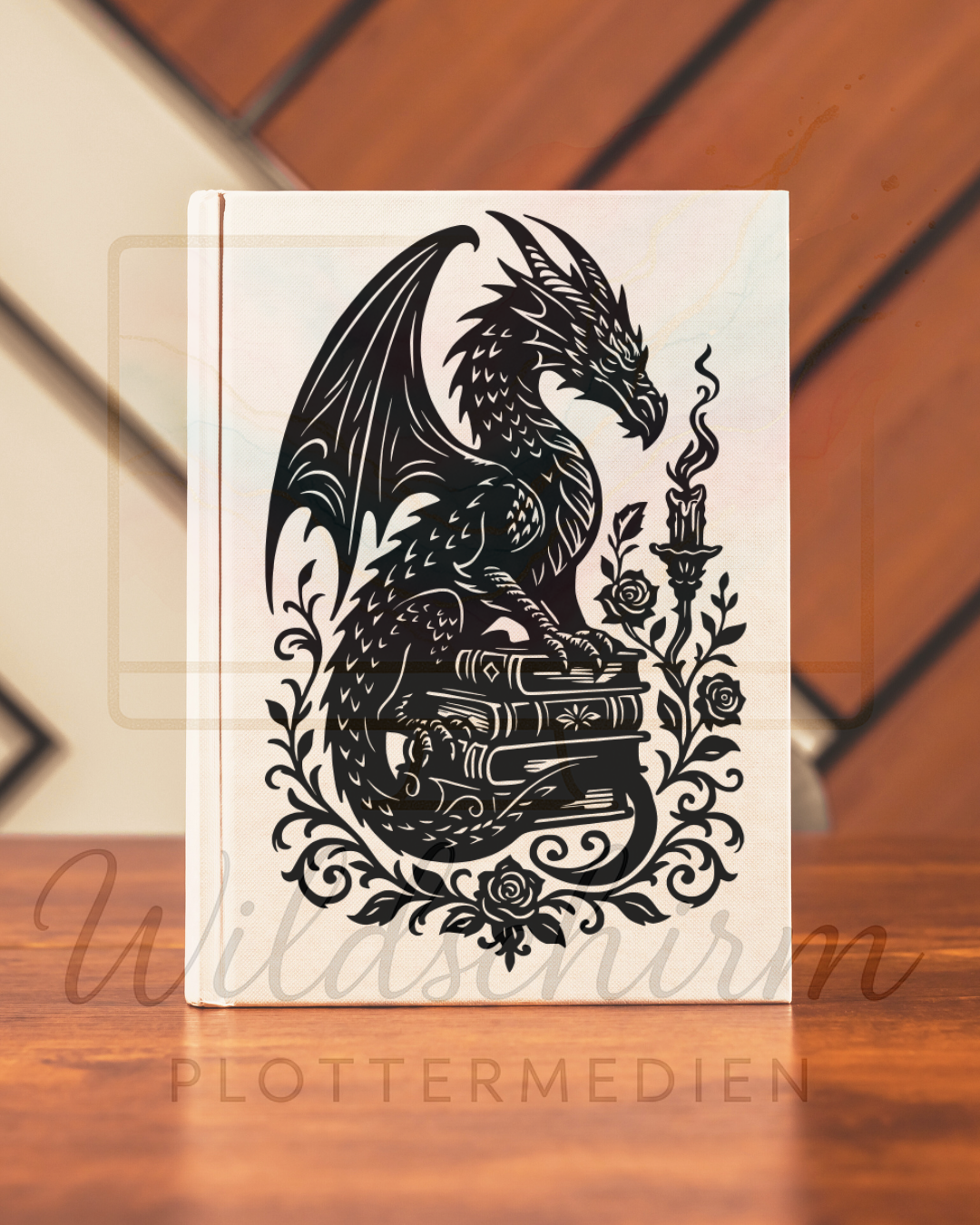 Der Drachenwächter – Mystische Silhouette mit Büchern & Kerze