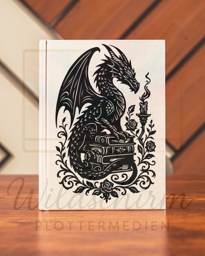 Der Drachenwächter – Mystische Silhouette mit Büchern & Kerze
