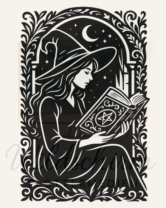 eine junge hexe sitzt mit einem buch, auf dem ein pentagram auf dem einband ist am fenster und wirkt konzentriert 