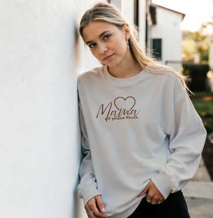 Mama Sweater Sand / Beige – Herzschriftzug vorne & personalisierter Mamatext hinten
