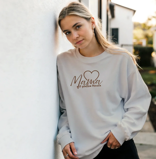 Mama Sweater Sand / Beige – Herzschriftzug vorne & personalisierter Mamatext hinten