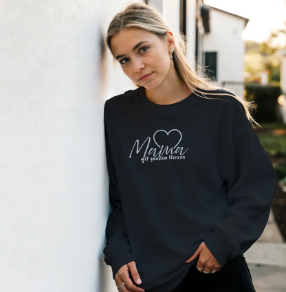 Mama Sweater Schwarz – Herzschriftzug vorne & personalisierter Mamatext hinten