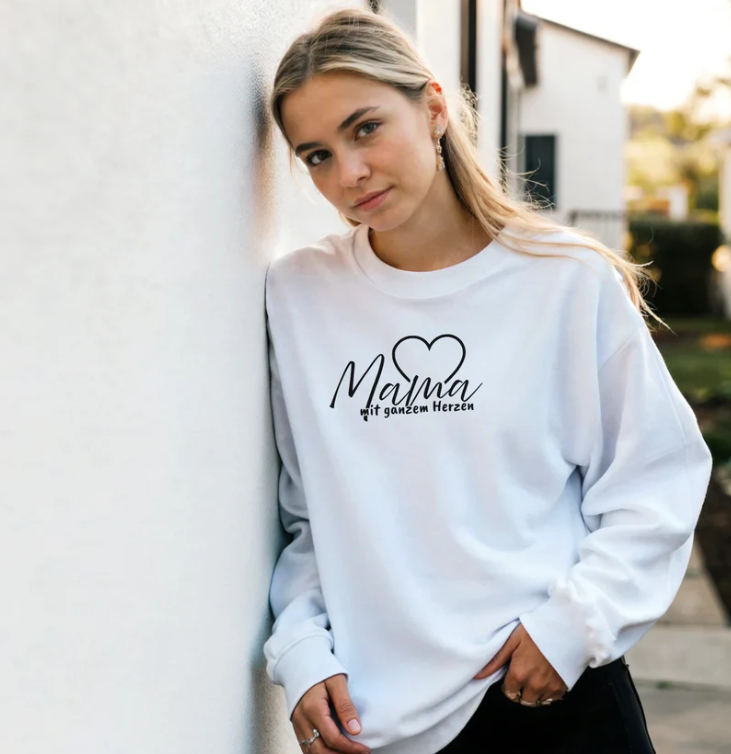Mama Sweater Weiß – Herzschriftzug vorne & personalisierter Mamatext hinten