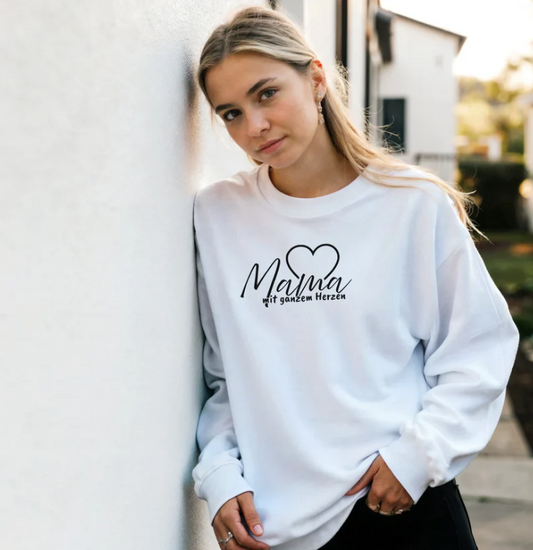 Mama Sweater Weiß – Herzschriftzug vorne & personalisierter Mamatext hinten