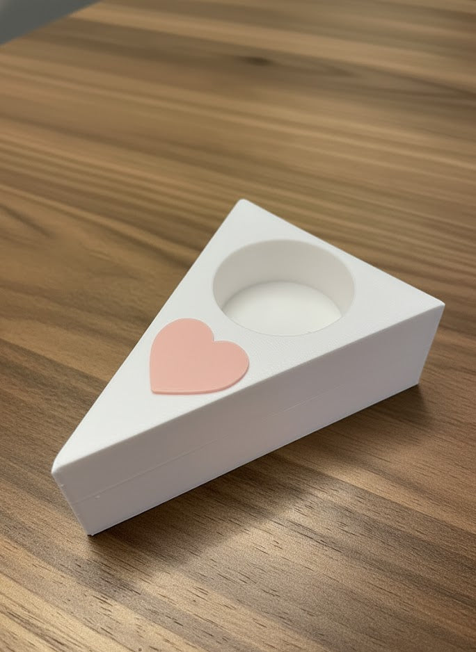 3D-gedrucktes Tortenstück mit Herz als Teelichthalter, weißes PLA-Design, Wildschirm