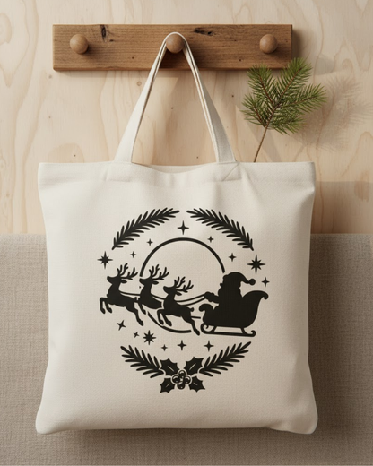 Beige Stofftasche mit schwarzem Aufdruck von Weihnachtsmann im Schlitten, gezogen von drei Rentieren, umgeben von Sternen und Tannenzweigen.