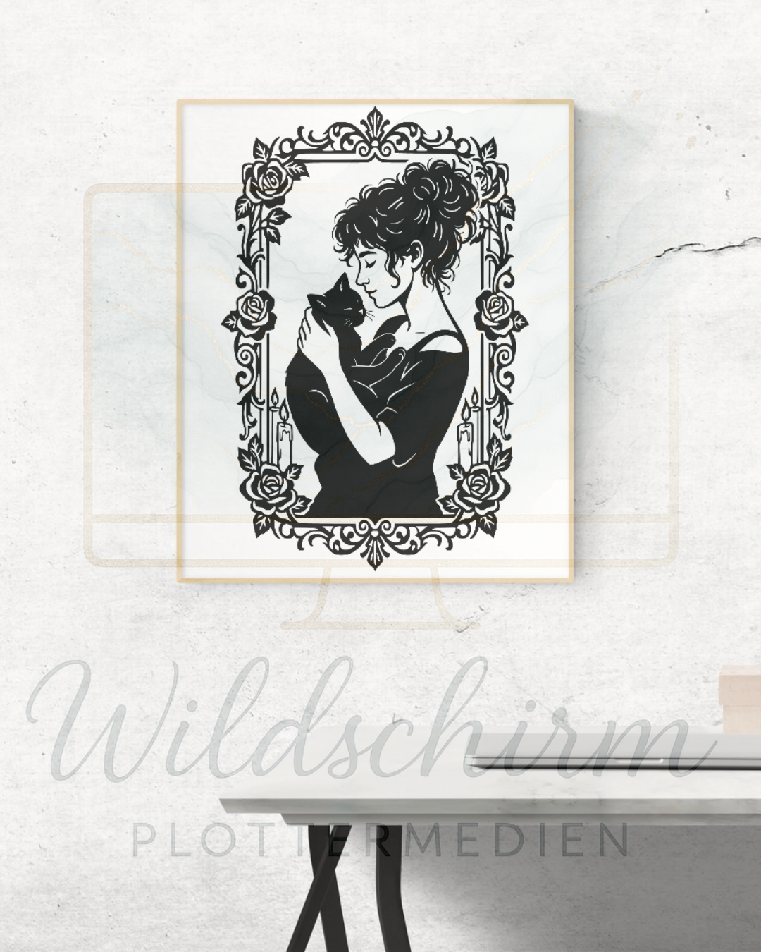 eine frau mit einer schwarzen katze auf dem arm, gerahmt in einen hellen Bilderrahmen