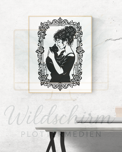 eine frau mit einer schwarzen katze auf dem arm, gerahmt in einen hellen Bilderrahmen