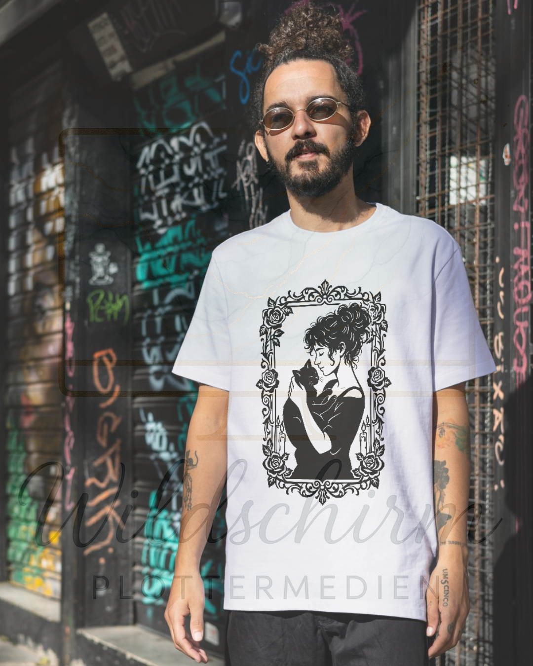 mann mit einem weißen schirt und den aufdruck einer frau mit einer schwarzen katze