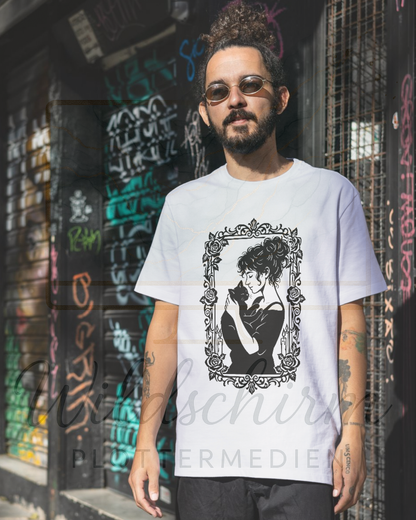 mann mit einem weißen schirt und den aufdruck einer frau mit einer schwarzen katze