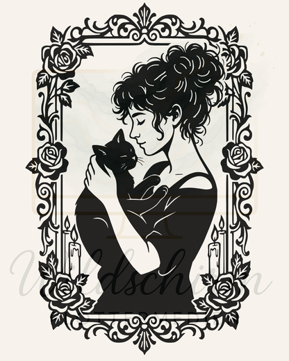 schwarze katze in den armen einer lockigen frau 